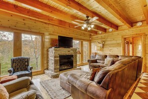 TV, fireplace, video games, DVD player - Family Friendly Woodland Cabin・Hot Tub・Games・View (Pigeon Forge)