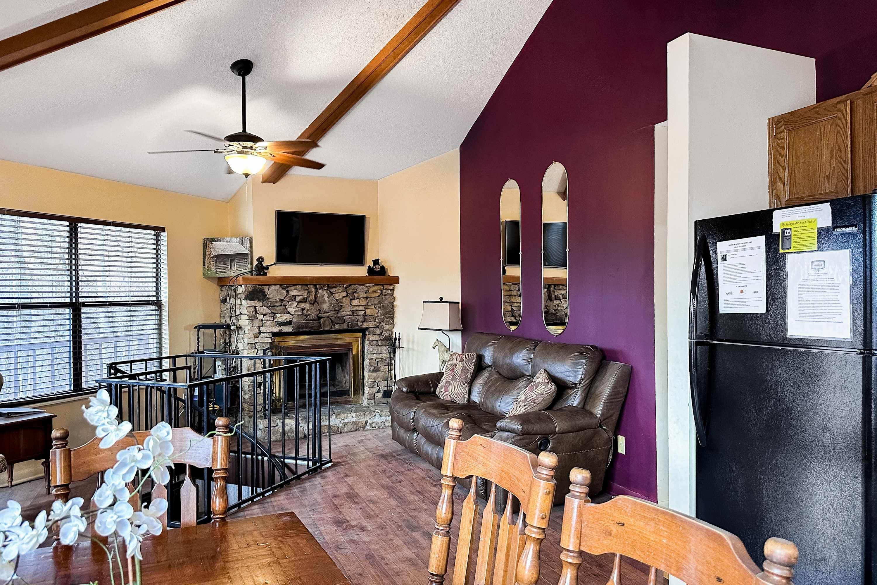 电视、壁炉、桌上足球、办公室