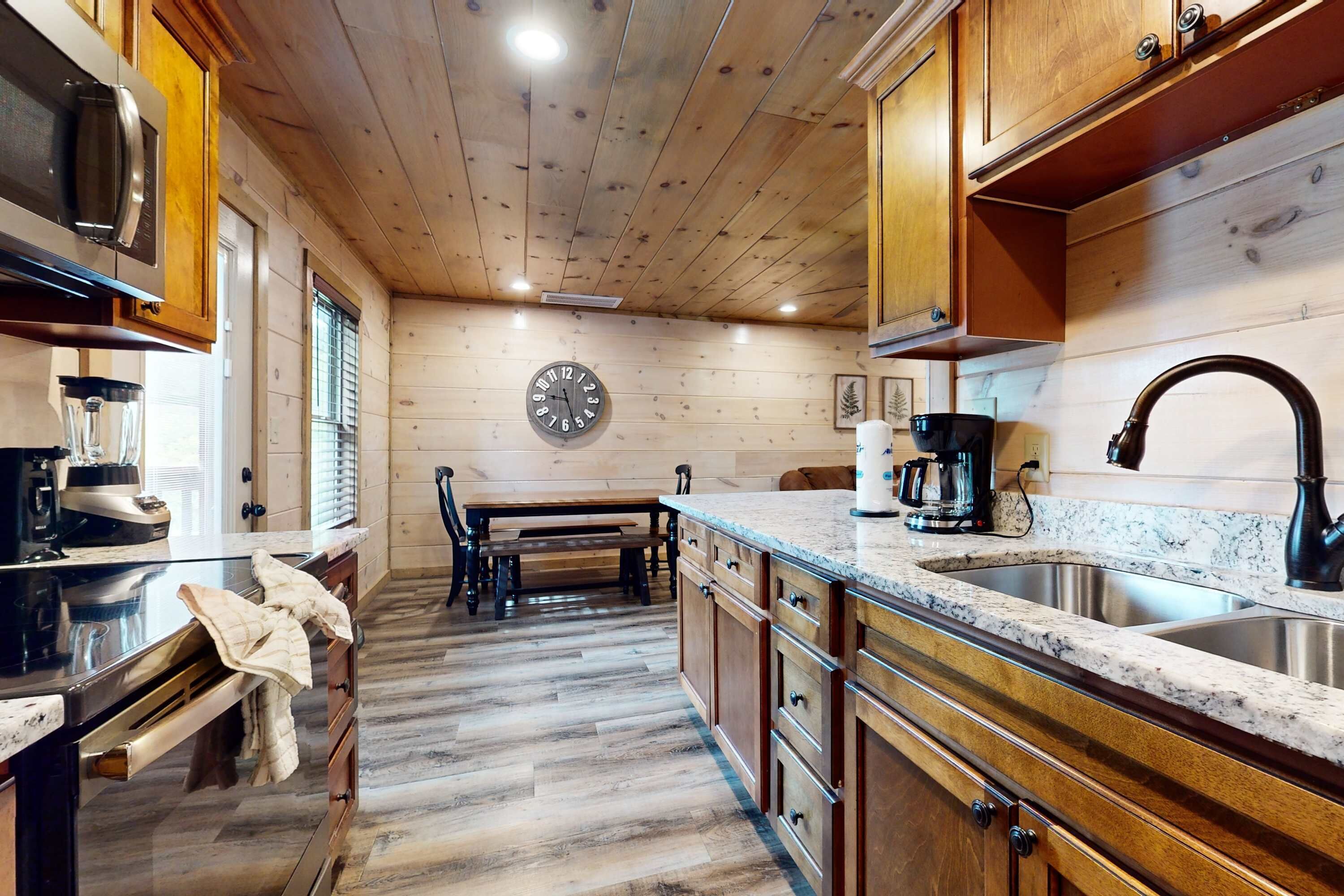 Kylskåp, mikrovågsugn, ugn och spishäll