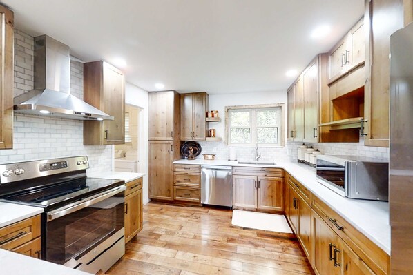 ثلاجة، ميكروويف، فرن، موقد طهي مسطح