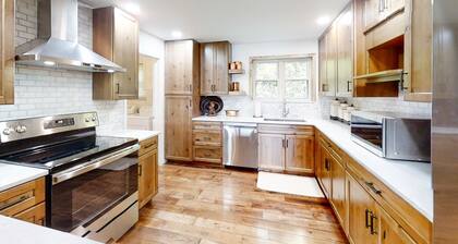 Lakefront home with amazing views, grill, fire pit, private dock, & AC