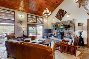 Televisión, chimenea, reproductor de DVD y oficina 