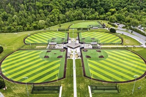 Sports court - Movie Fanatic Home, Sleep 28・Hot Tub・Theater・Games (Pigeon Forge)