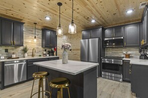 Fridge, microwave, oven, stovetop - Movie Fanatic Home, Sleep 28・Hot Tub・Theater・Games (Pigeon Forge)