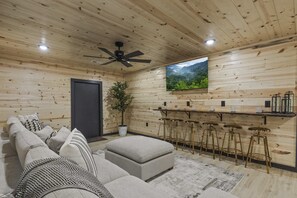 TV, offices - Movie Fanatic Home, Sleep 28・Hot Tub・Theater・Games (Pigeon Forge)