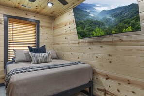 Desk, iron/ironing board, WiFi, bed sheets - Movie Fanatic Home, Sleep 28・Hot Tub・Theater・Games (Pigeon Forge)