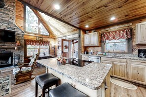 Fridge, microwave, oven, stovetop - Beautiful Cabin, Sleep 8, Firepit, Mtn Views, Hot Tub (Sevierville)