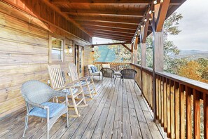 Terrace/patio - Beautiful Cabin, Sleep 8, Firepit, Mtn Views, Hot Tub (Sevierville)
