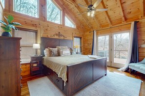 Desk, iron/ironing board, travel crib, WiFi - Relaxing Waterfront Stay, Sleeps 16・Deck・Hot Tub (LaFollette)