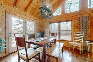 Dining - Family-Friendly Big Creek Getaway・Hot Tub・Firepit (LaFollette)