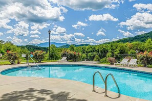 Pool - Near Dollywood Escape・Pool・Arcade・Pool table・Views (Pigeon Forge)