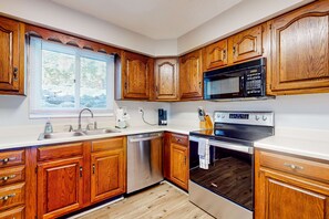 Fridge, microwave, oven, stovetop - Near Dollywood Escape・Pool・Arcade・Pool table・Views (Pigeon Forge)