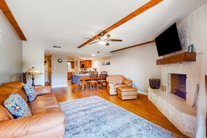 TV, fireplace, offices - Near Dollywood Escape・Pool・Arcade・Pool table・Views (Pigeon Forge)