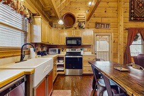 Fridge, microwave, oven, stovetop - Beautiful Cabin, Sleeps 9, Hot Tub, Picnic Area (Pigeon Forge)