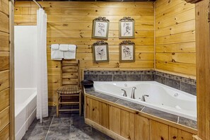Shower, hair dryer, towels, shampoo - Beautiful Cabin, Sleeps 9, Hot Tub, Picnic Area (Pigeon Forge)