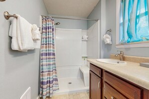 Shower, hair dryer, towels - Serene Cabin, for 8・Dog Welcome・Fenced Yard・Games (Cosby)