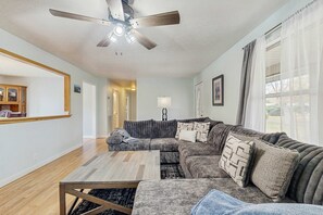 TV, fireplace, DVD player, offices - Serene Cabin, for 8・Dog Welcome・Fenced Yard・Games (Cosby)