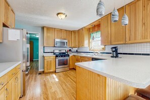 Fridge, microwave, oven, stovetop - Serene Cabin, for 8・Dog Welcome・Fenced Yard・Games (Cosby)