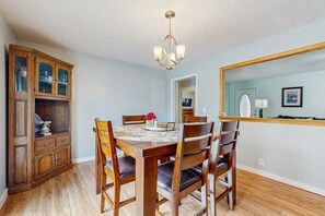 Dining - Serene Cabin, for 8・Dog Welcome・Fenced Yard・Games (Cosby)