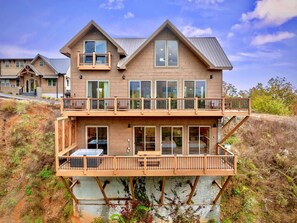 Exterior - Lake View Cabin, Sleeps 10・Hot Tub・Games・Theater (Sevierville)