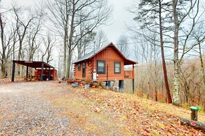 Exterior - Secluded Dog Friendly Cabin, Sleeps 4, Mtn View, Tub (Sevierville)
