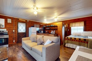 WiFi, bed sheets - Secluded Dog Friendly Cabin, Sleeps 4, Mtn View, Tub (Sevierville)