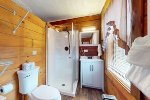 Shower, towels, shampoo - Secluded Dog Friendly Cabin, Sleeps 4, Mtn View, Tub (Sevierville)