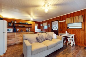 TV, offices - Secluded Dog Friendly Cabin, Sleeps 4, Mtn View, Tub (Sevierville)