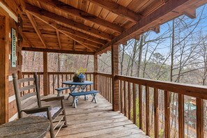 Outdoor dining - Secluded Retreat W Mtn Views, Sleeps 6, Hot Tub (Sevierville)