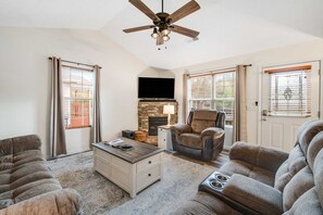 TV, offices - Dog Welcome Cottage Near Smokies, Sleeps 4, Firepit (Pigeon Forge)