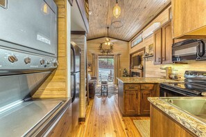 Fridge, microwave, oven, stovetop - Romantic Smoky Tiny Cabin・Near Dollywood・Hot Tub (Pigeon Forge)