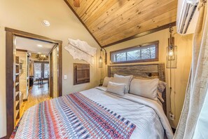 1 bedroom, iron/ironing board, WiFi, bed sheets - Romantic Smoky Tiny Cabin・Near Dollywood・Hot Tub (Pigeon Forge)