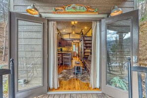 Interior - Romantic Smoky Tiny Cabin・Near Dollywood・Hot Tub (Pigeon Forge)