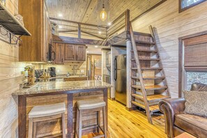 Fridge, microwave, oven, stovetop - Romantic Smoky Tiny Cabin・Near Dollywood・Hot Tub (Pigeon Forge)