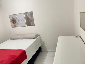 Tabla de planchar con plancha, internet y ropa de cama 