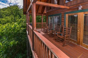 Property grounds - Scenic Log, Sleeps 6, Hot Tub, Balcony, Pool Table (Pigeon Forge)
