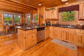 Fridge, microwave, oven, stovetop - Scenic Log, Sleeps 6, Hot Tub, Balcony, Pool Table (Pigeon Forge)