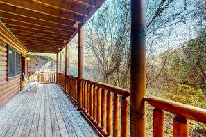 Terrace/patio - Serene Cabin, Sleep 6・Hot Tub・Pool Table・Theater (Sevierville)