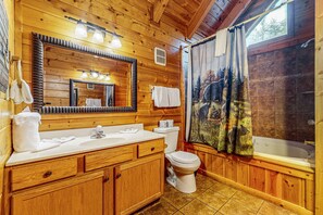 Shower, hair dryer, towels - Serene Cabin, Sleep 6・Hot Tub・Pool Table・Theater (Sevierville)