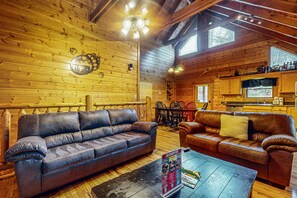 TV, fireplace, DVD player, offices - Serene Cabin, Sleep 6・Hot Tub・Pool Table・Theater (Sevierville)