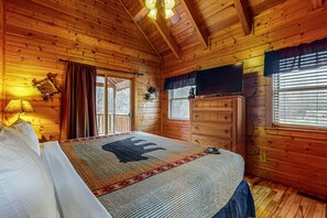 2 bedrooms, iron/ironing board, Internet, bed sheets - Serene Cabin, Sleep 6・Hot Tub・Pool Table・Theater (Sevierville)