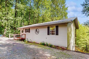 Exterior - Serene Cabin, Sleeps 8, Hot Tub, Fire Pit, Game Room (Sevierville)