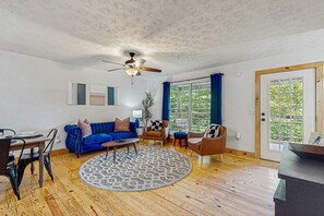 TV, offices - Serene Cabin, Sleeps 8, Hot Tub, Fire Pit, Game Room (Sevierville)