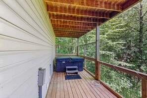 Outdoor spa tub - Serene Cabin, Sleeps 8, Hot Tub, Fire Pit, Game Room (Sevierville)