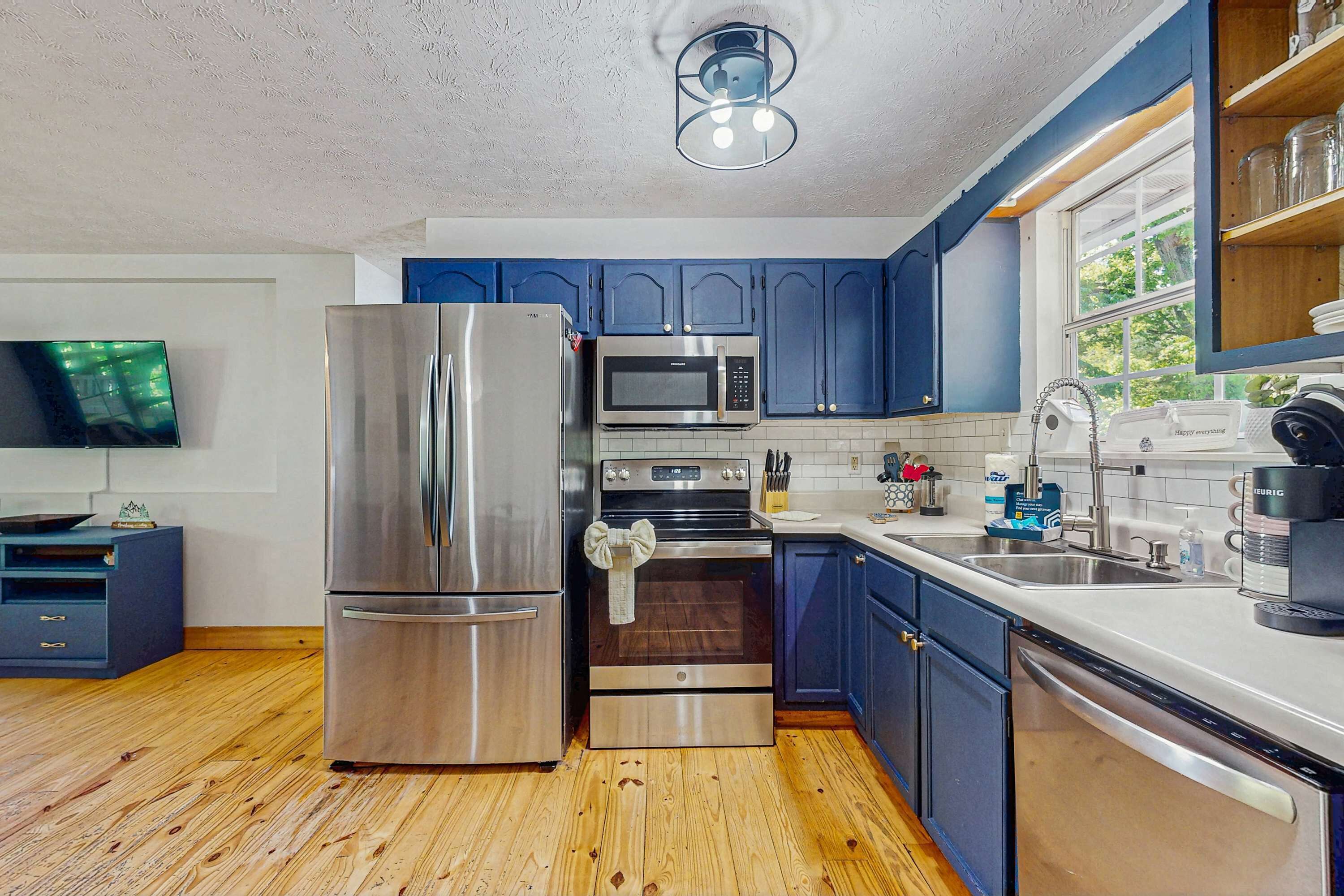 冷蔵庫、電子レンジ、オーブン、コンロ