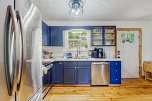 Fridge, microwave, oven, stovetop - Serene Cabin, Sleeps 8, Hot Tub, Fire Pit, Game Room (Sevierville)