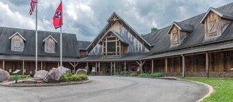 Cozy Cabin, Sleep 3, Hot Tub, Free Attraction Ticket