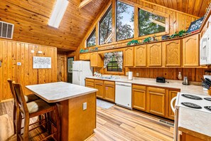 Coffee/tea maker, fridge, microwave, oven - Always Delightful - Sleeps 10, Hot Tub, Fire pit, Games (Sevierville)
