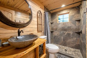Een douche, een haardroger, handdoeken