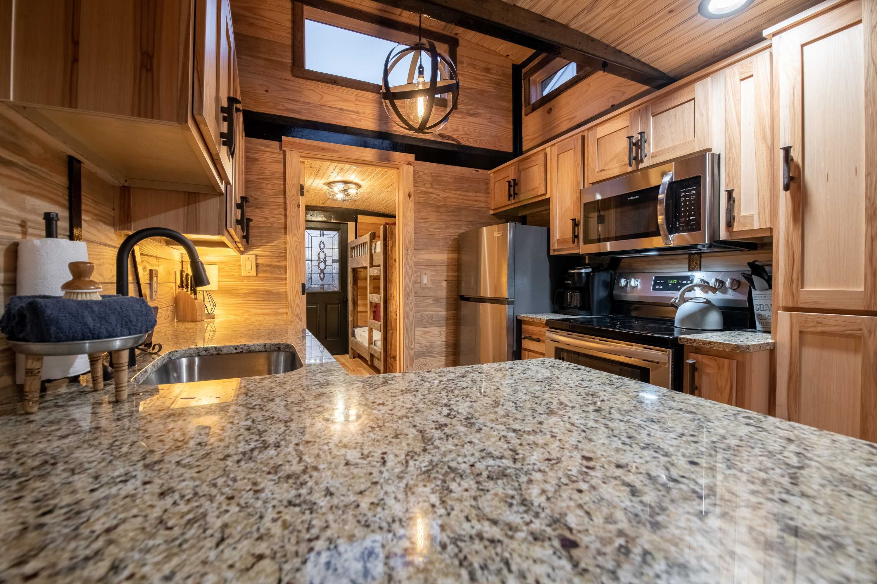 Kjøleskap, mikrobølgeovn, ovn og kokeplater